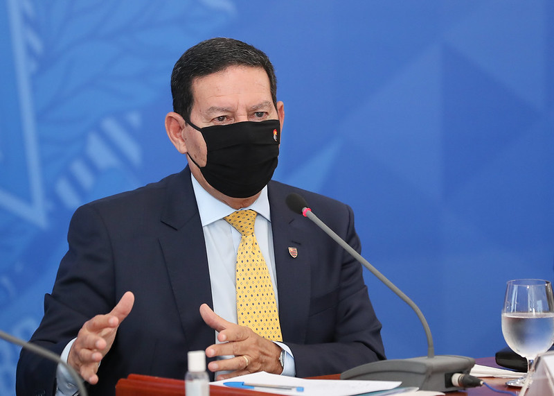 Mourão recebe dossiê contra Paulo Guedes