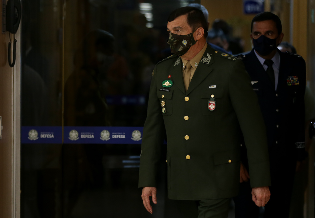 Cúpula do Exército avisará que não compactua com Bolsonaro