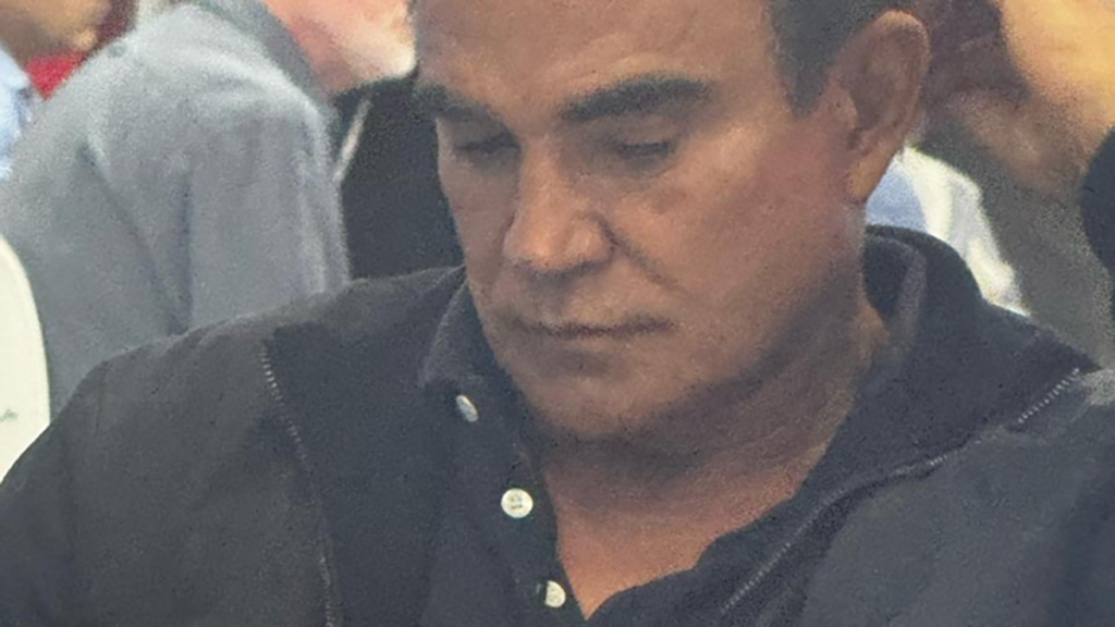 O crachá denuncia