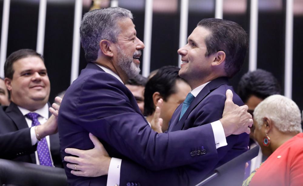 Nas mãos de Lira