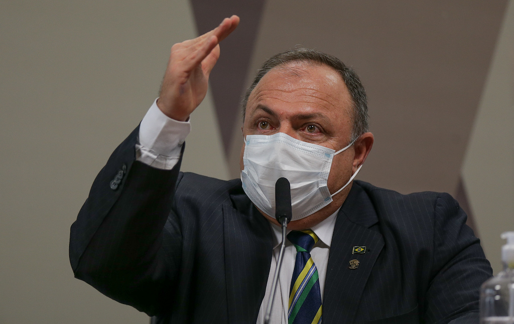 Bolsonaro tenta emplacar Pazuello na Caixa