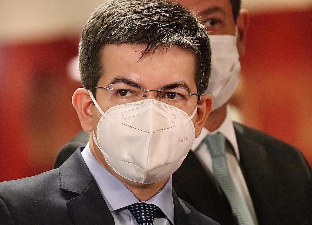 Randolfe Rodrigues provoca a tropa de choque da CPI