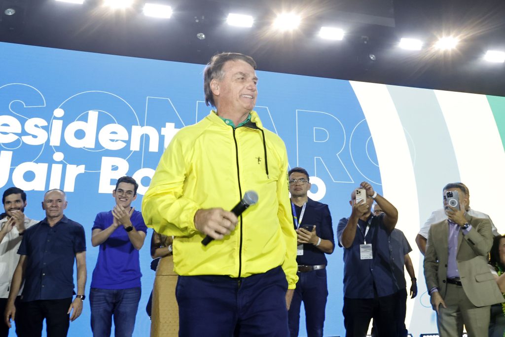 A fila empurra Bolsonaro