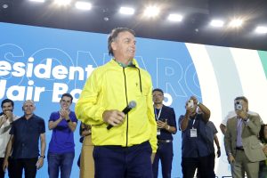 Foto: LC Moreira/Thenews2/Folhapress A fila empurra Bolsonaro