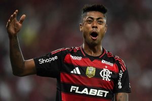 Foto: Thiago Ribeiro/AGIF/Folhapress Forçou o contato