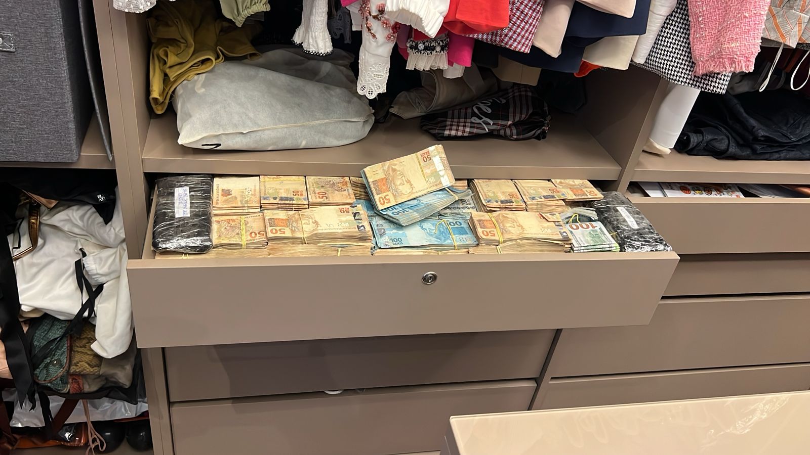 Dinheiro encontrado na casa do ex-prefeito do PT Marcel José