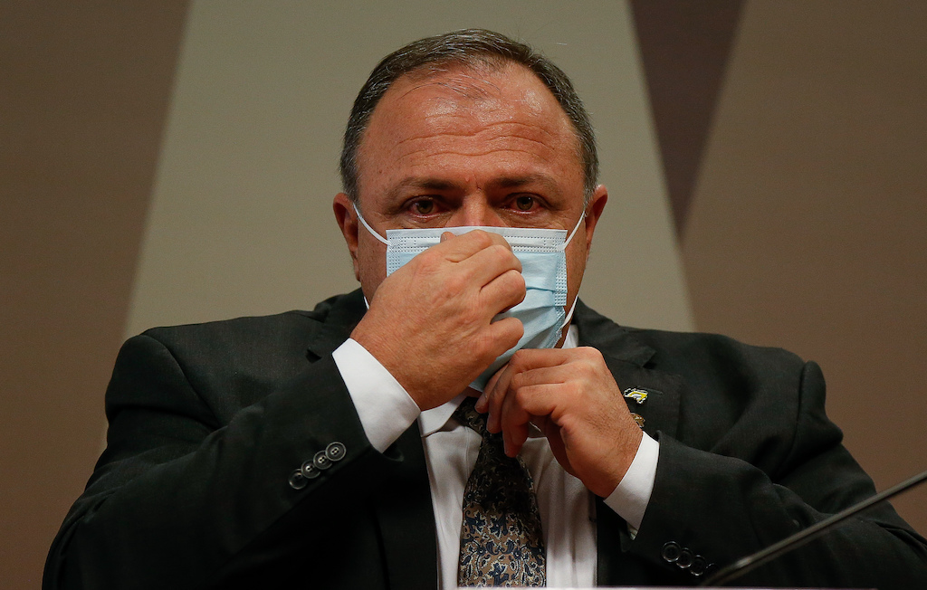 Bolsonaro acomoda Pazuello em cargo no Planalto