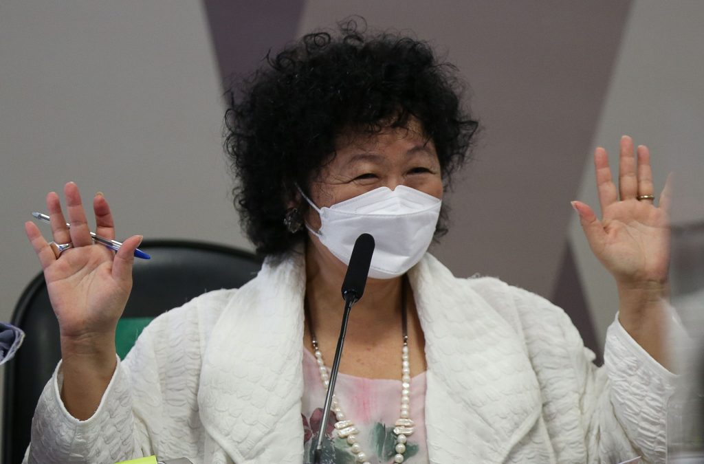 Médica defende cloroquina e mente aos senadores da CPI