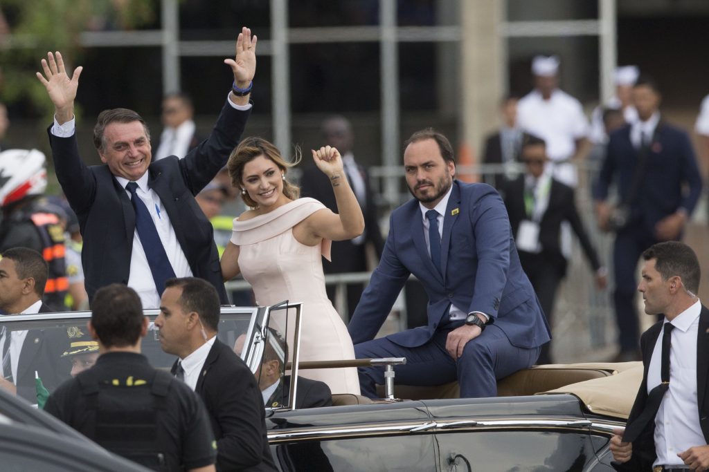 Senadores adiam quebra de sigilo de Carlos Bolsonaro