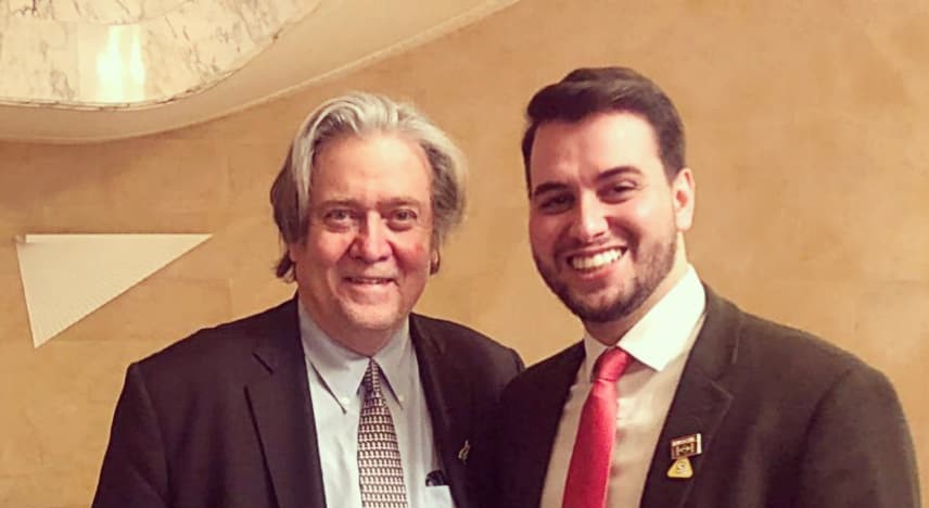 Assessor de Bolsonaro é denunciado por gesto racista