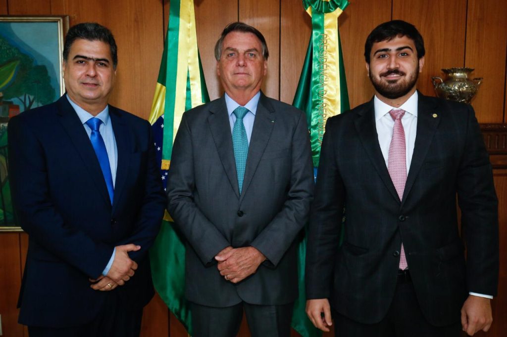 Bolsonaro manobra vacinas para se fortalecer nos estados