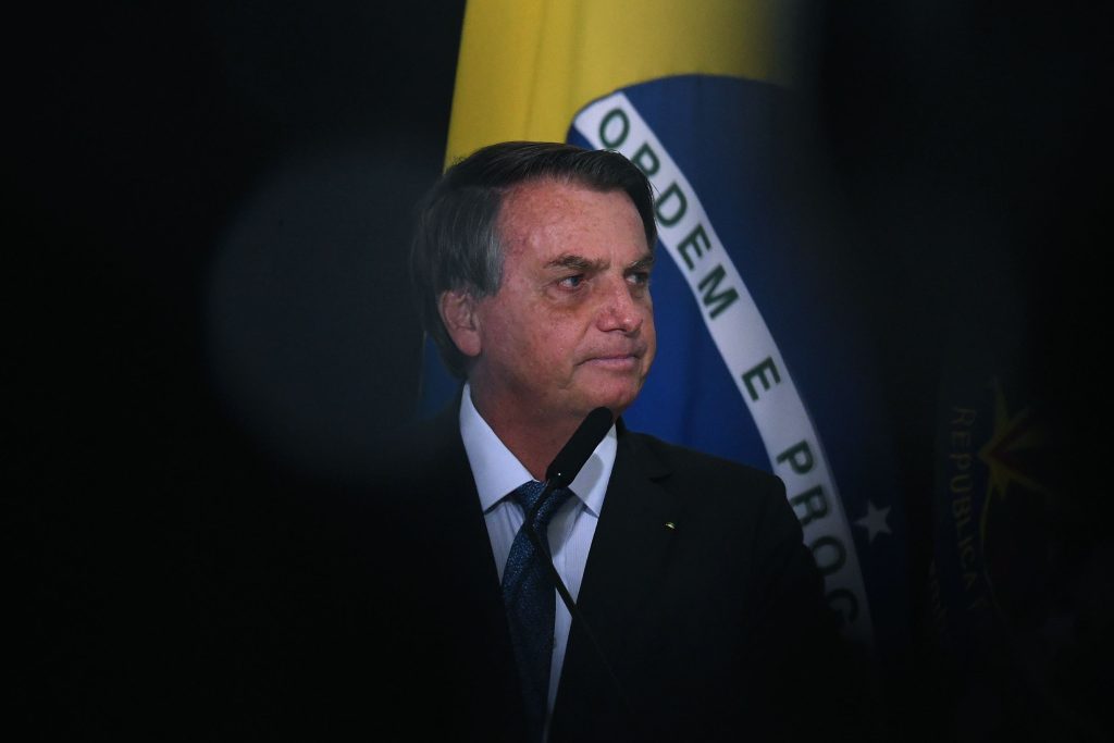 Aliados querem convencer Bolsonaro a defender vacinas