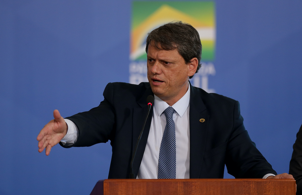 Para conter danos, Tarcísio garante a aliados que não tentará ser vice de Bolsonaro
