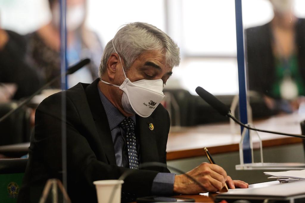 Governo sonega informações sobre vacinas