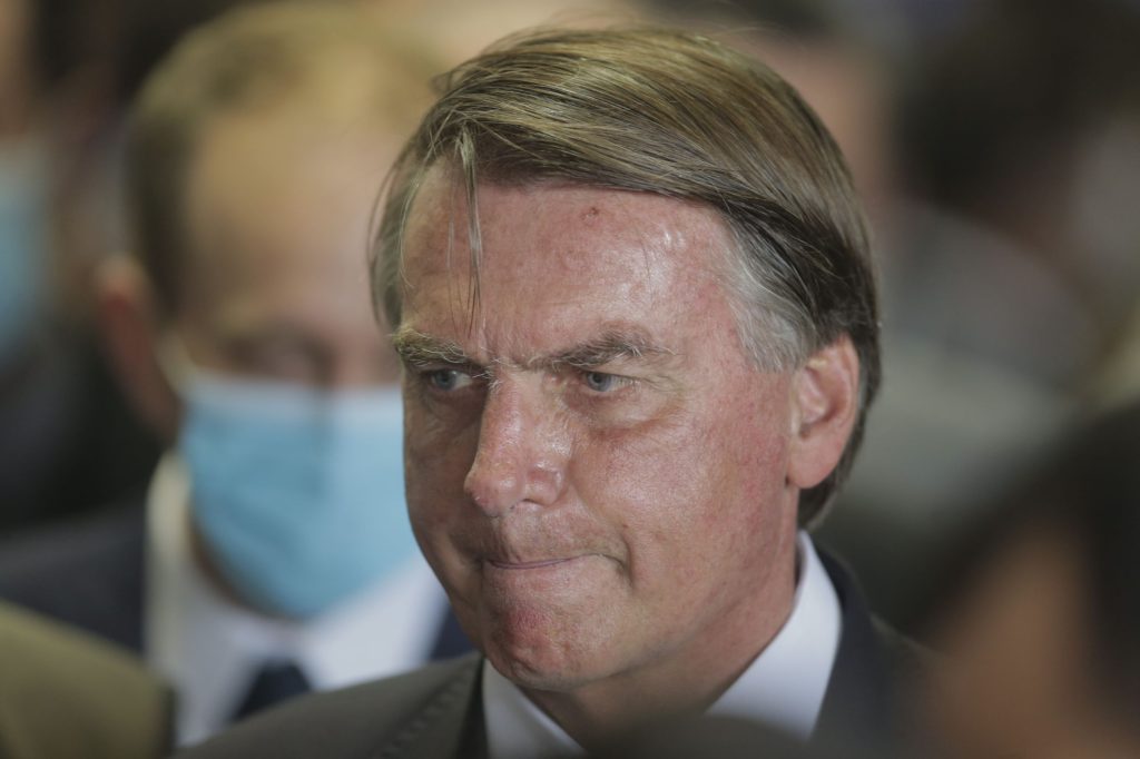 Senadores levam notícia-crime contra Bolsonaro ao STF