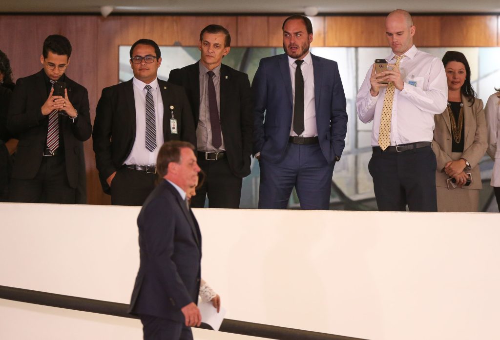 Bolsonaro vê filho Carlos como alvo em decisão de Alexandre de Moraes