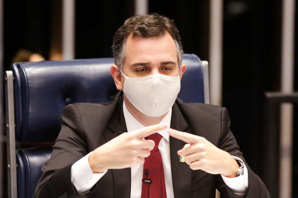 Pacheco se queima perante senadores e ministros
