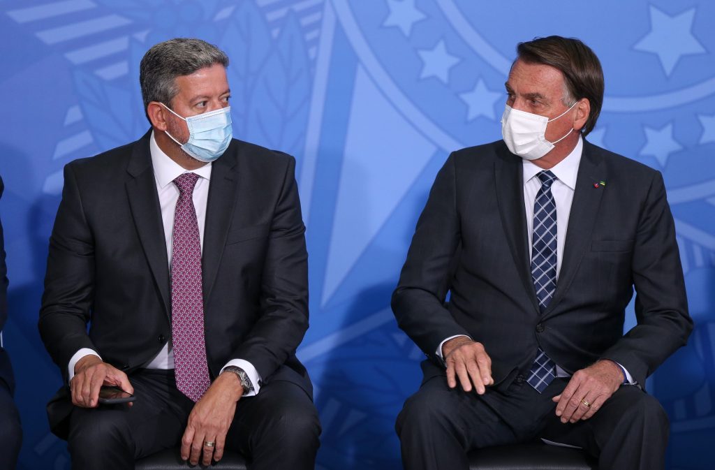 Bolsonaro poupa Lira e continua presidente