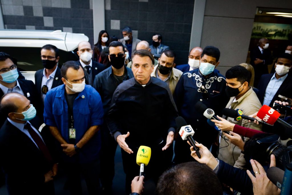 Bolsonaro deixa hospital em São Paulo