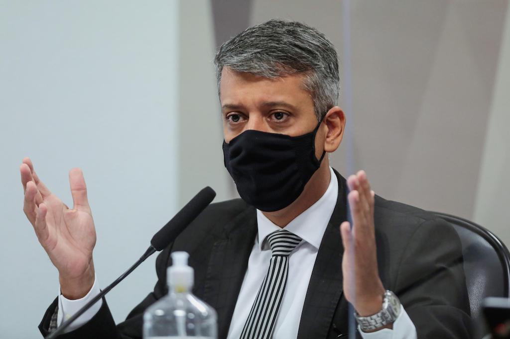 Vacinas: operadores do centrão tentam impedir rescisão de contratos