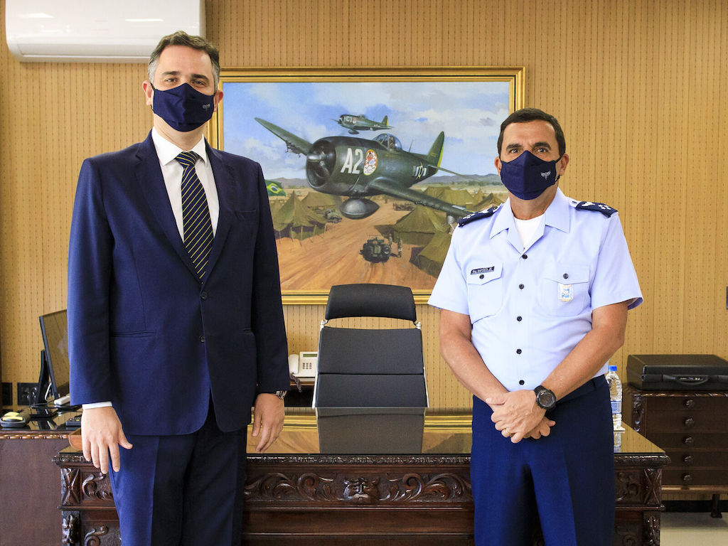 Comandante da Aeronáutica deixa clara sua preferência política nas redes