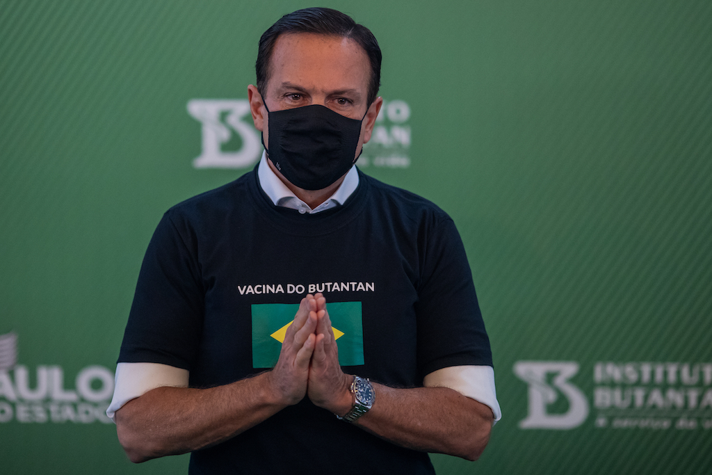 Por aliança, prefeito de Curitiba dá honraria a Doria