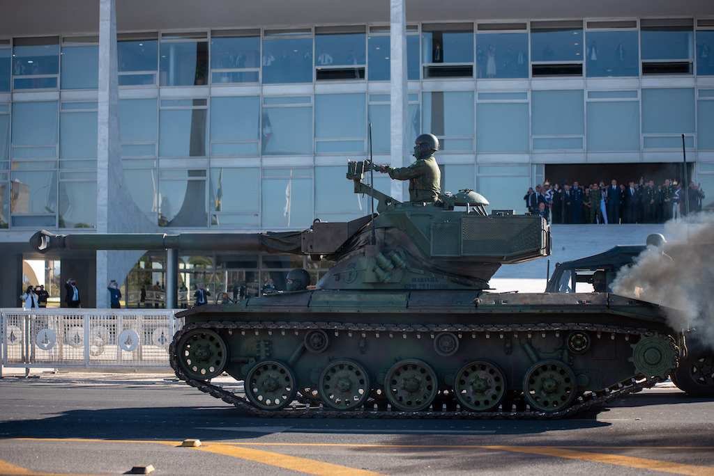 Bolsonaro, sem querer, dá força à PEC que proíbe militar no governo