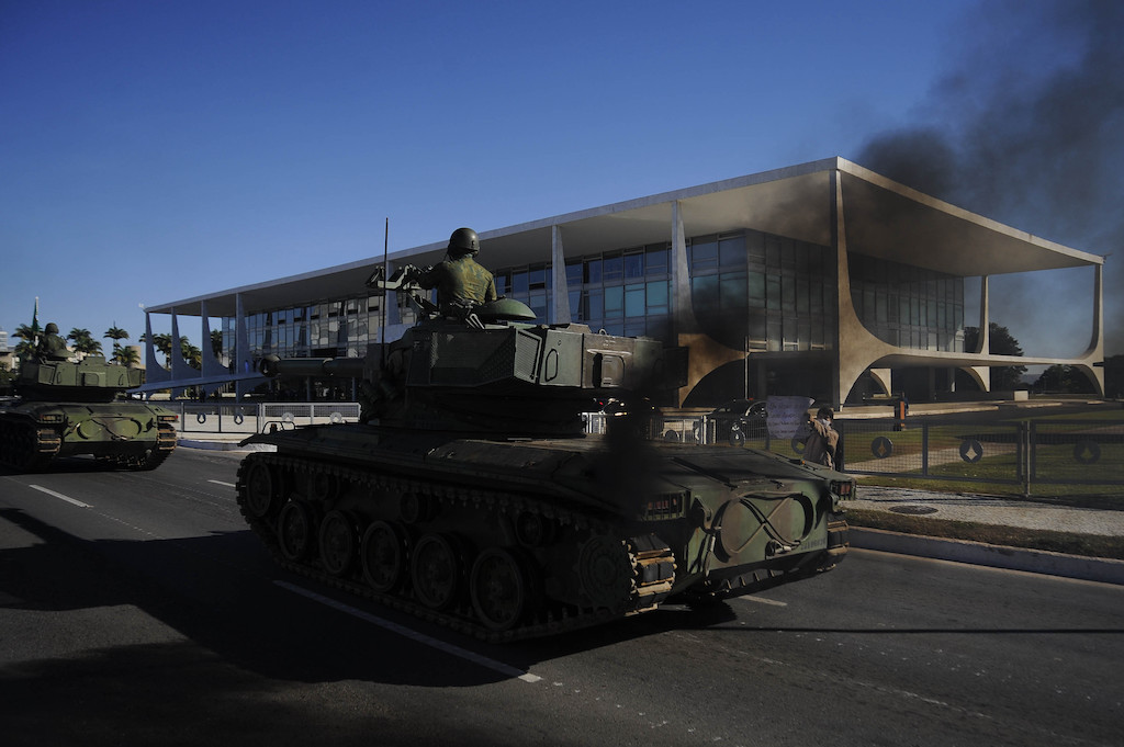 Análise: denúncia de Bolsonaro contra Moraes formaliza guerra entre o presidente e o Supremo