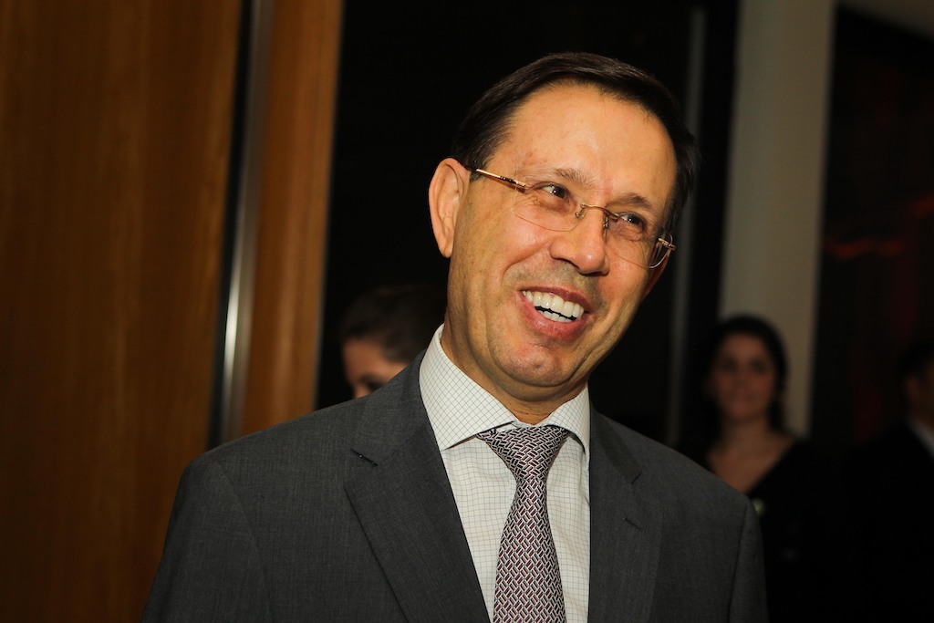 Para preservar negócios, Carlos Wizard se afasta de Bolsonaro
