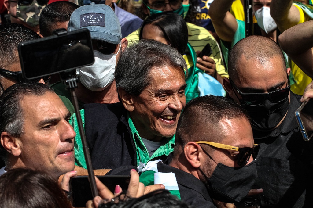 Ao negar prisão domiciliar, Moraes diz que Roberto Jefferson finge estar doente