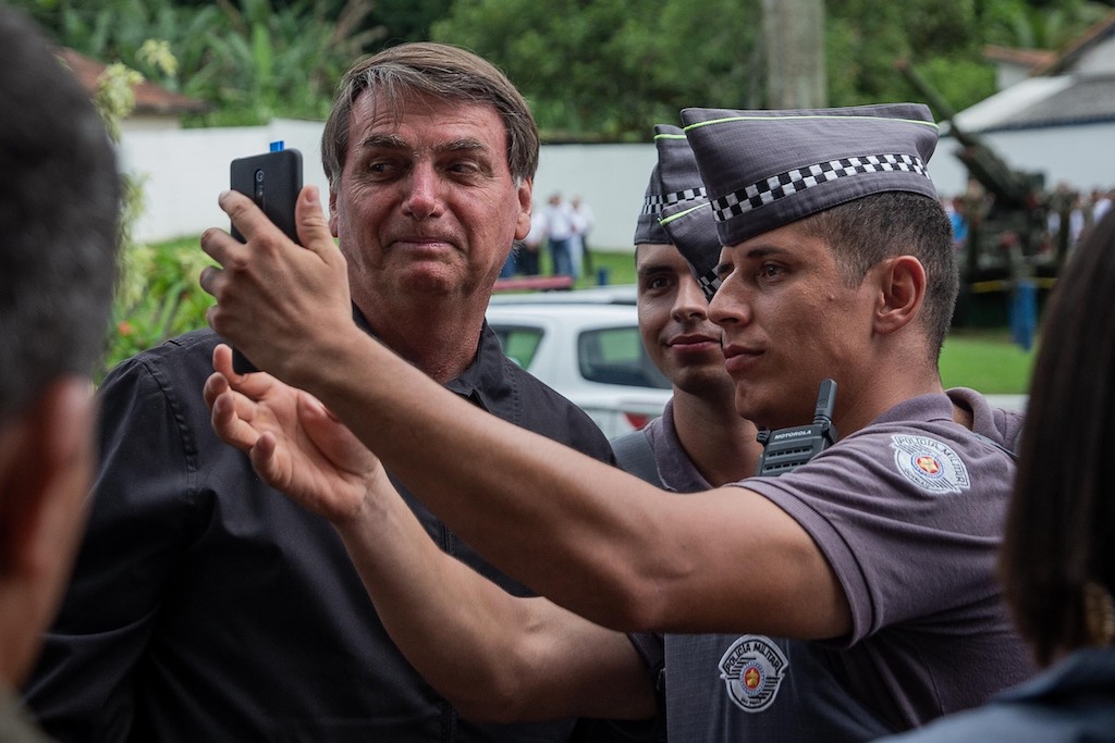 Bolsonaro conta com as ruas para impedir defecções políticas e parar Alexandre de Moraes