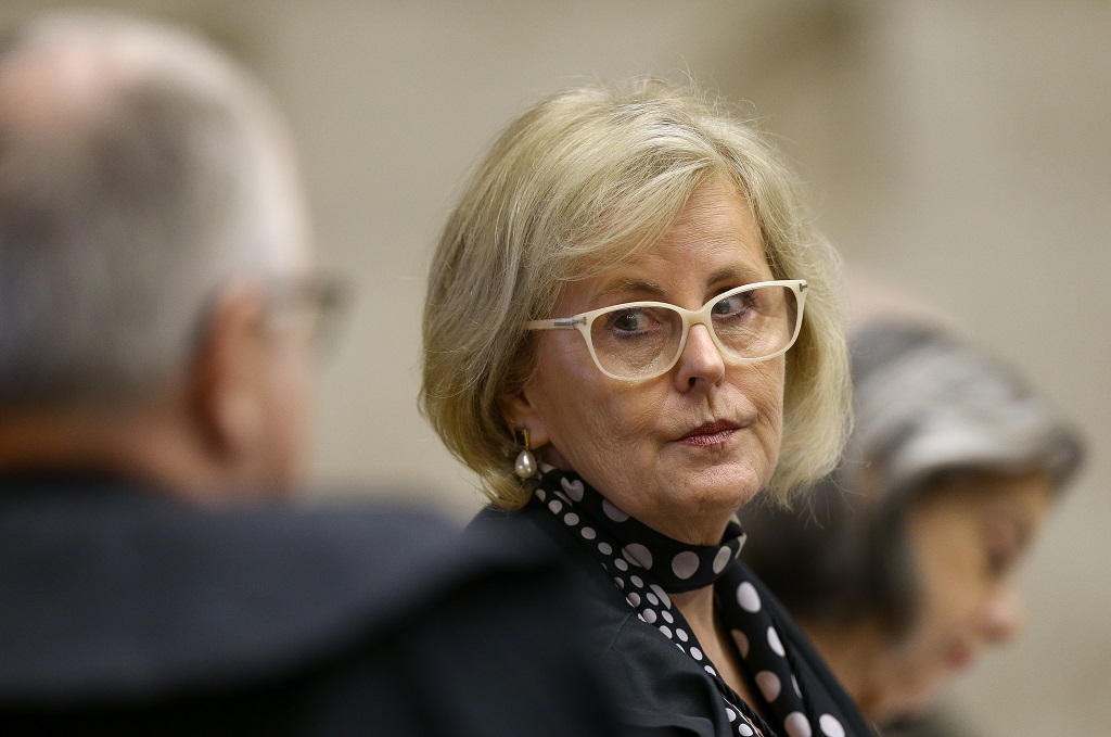 Rosa suspende MP de Bolsonaro que dificulta exclusão de conteúdo na internet