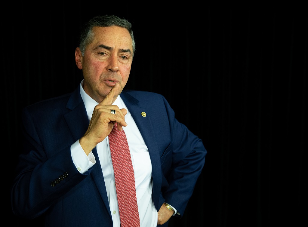 Barroso dá um mês para governo se manifestar sobre pandemia entre índios e impõe multa de R$ 10 mil