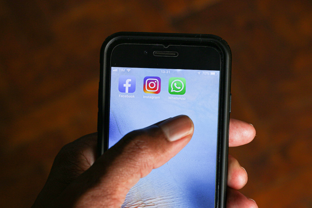Em meio a denúncias, Facebook tem apagão global