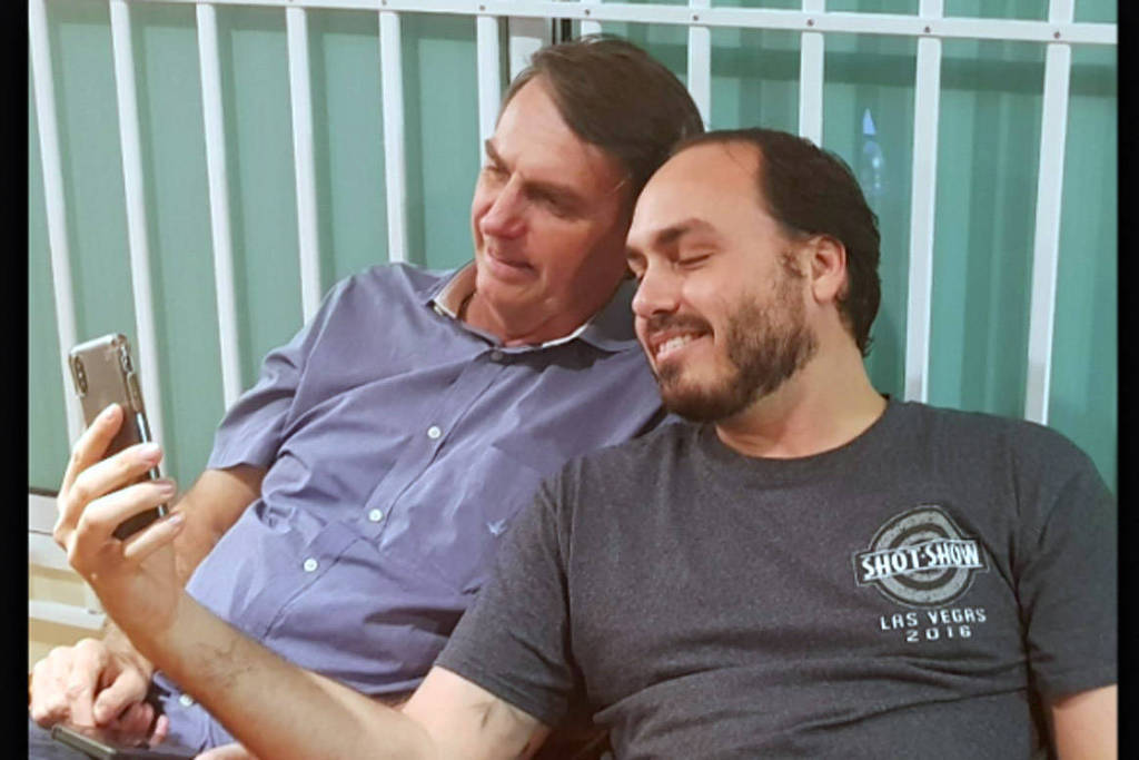 Família Bolsonaro aproveita apagão no Facebook para divulgar canais que espalham desinformação