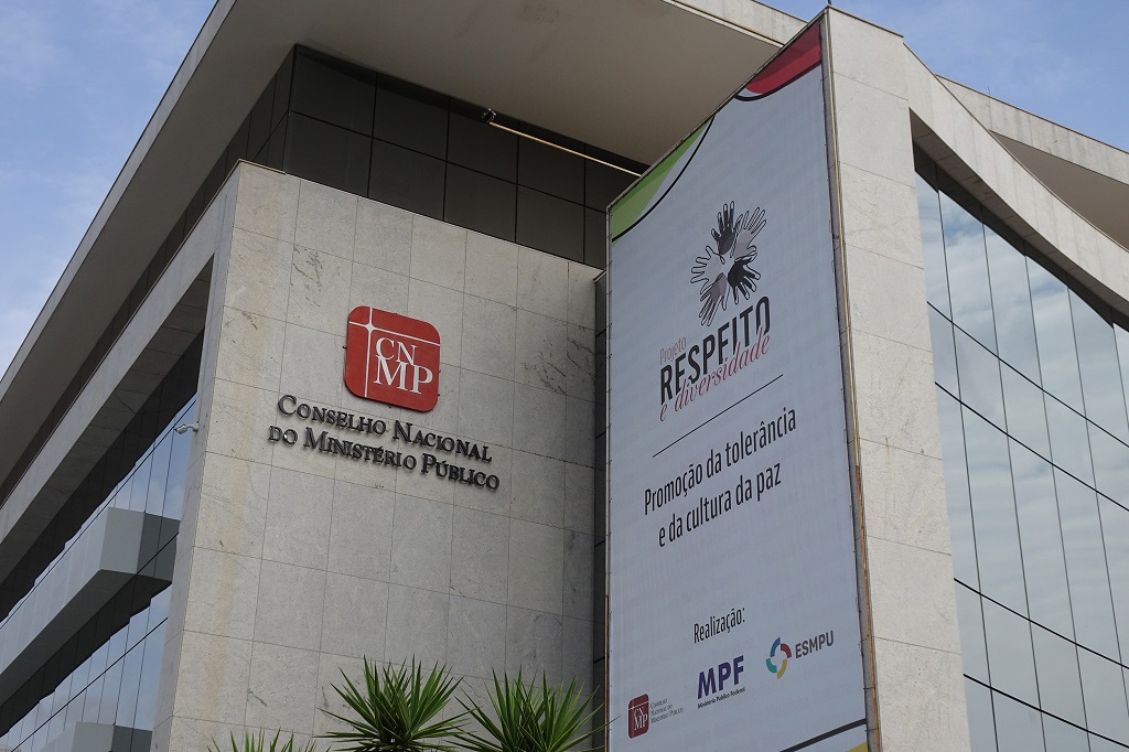 A política força sua entrada no CNMP