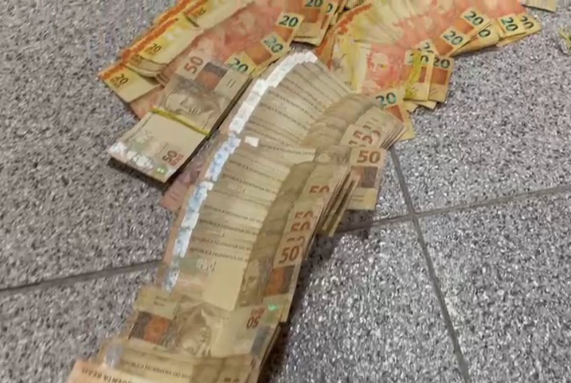 Foram encontrados o equivalente a R$ 108.571 em espécie, em reais, euros e dólares.
