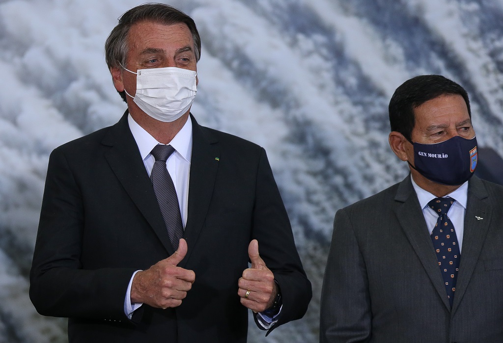 Por falta de provas, TSE nega cassação da chapa Bolsonaro-Mourão
