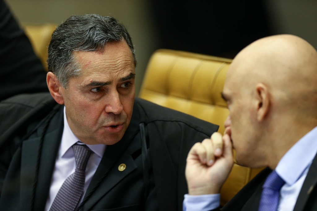 Ao julgarem Bolsonaro, Barroso e Moraes argumentaram que plataformas são empresas de mídia