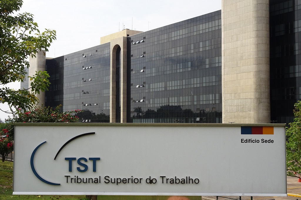 Portaria que proíbe demissão de quem não comprovar vacinação pegou mal no TST