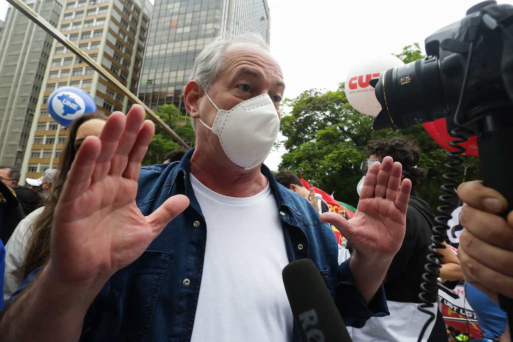 Crítica de Ciro Gomes à bancada do PDT é interpretada como ensaio de saída