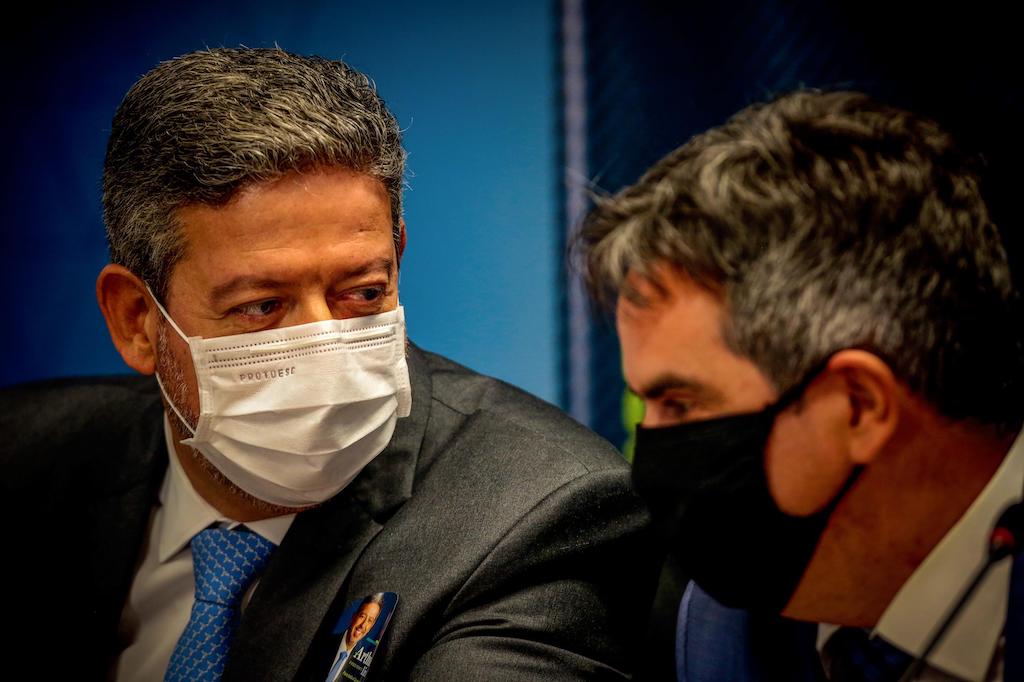 Lira tenta desarmar “bomba” de Maia