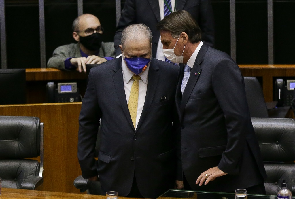 Para proteger governo, Aras culpa Moraes e compra história de André Esteves