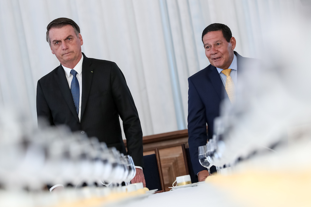 Bolsonaro cobra Mourão por conversas com Moro