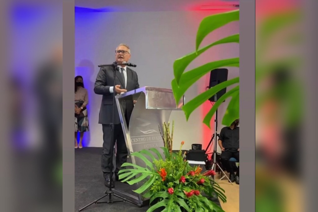 Relator da CPI da Pandemia sem máscara para discursar em evento
