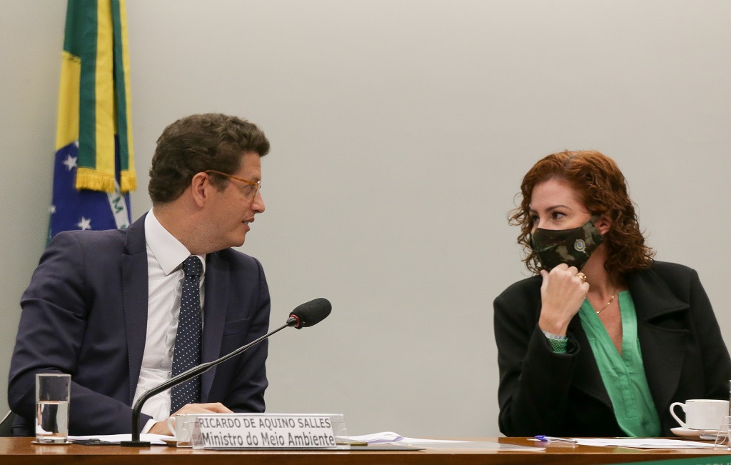 Carla Zambelli quer aprovar caça esportiva, mas é ela quem está na mira