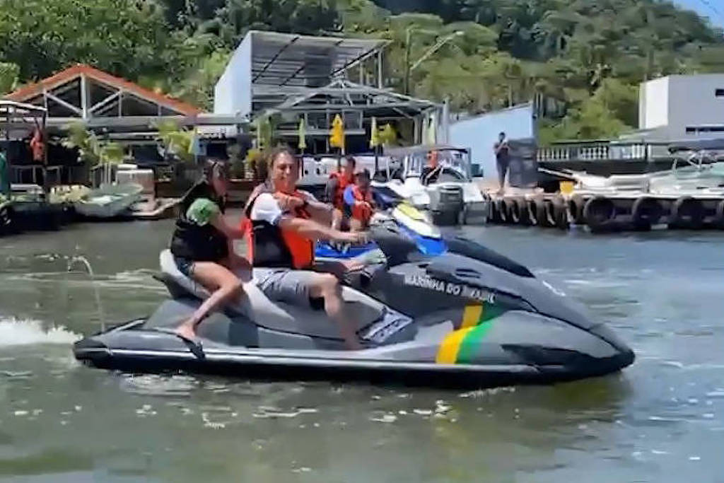 Aliados veem erro de Bolsonaro se deixar fotografar de jet ski
