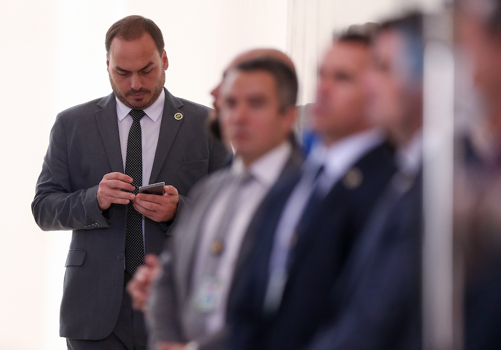 Carlos Bolsonaro tenta puxar solidariedade ao pai
