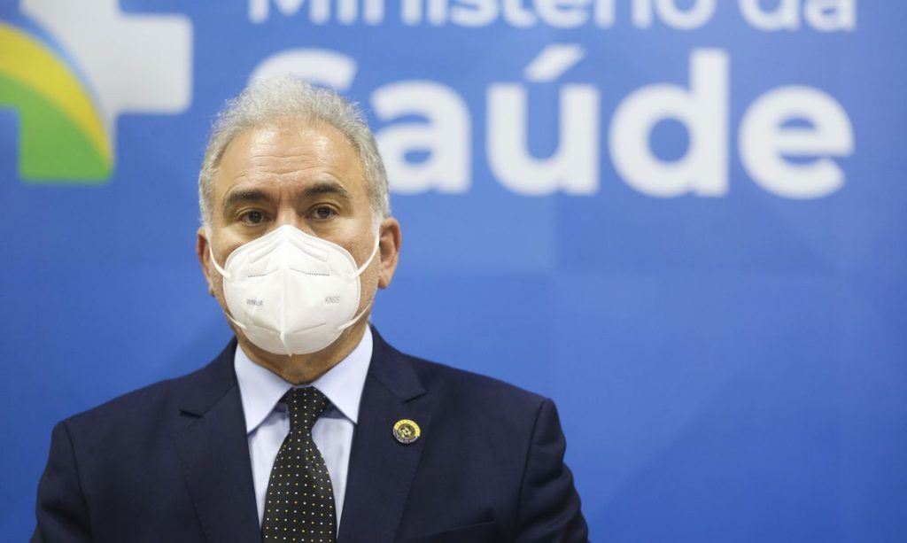 Com atraso de um mês, Queiroga libera vacinação de crianças