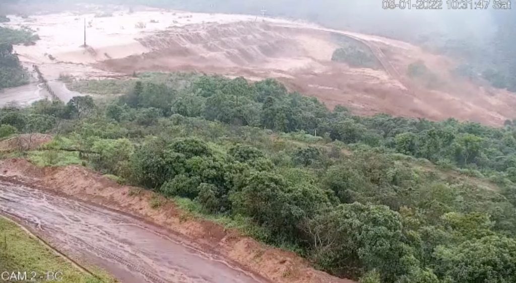 Vídeo mostra transbordamento de barragem em Minas